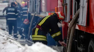 Un microbuz cu 10 pasageri a luat foc în mers la intrarea în Iaşi / Traficul a fost blocat 40 de minute