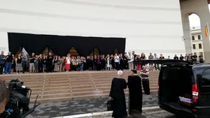 Florina Cercel a fost condusă pe ultimul drum în aplauzele colegilor şi ale spectatorilor de la TNB | GALERIE FOTO, VIDEO 