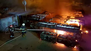 FOTO | Un bărbat a fost rănit într-un incendiu izbucnit într-o piaţă agroalimentară din Suceava 