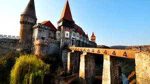 Umilinţa prin care a trecut un tată care şi-a dus copilul în scaun cu rotile să viziteze Castelul Corvinilor. Ce i-a spus o supraveghetoare 