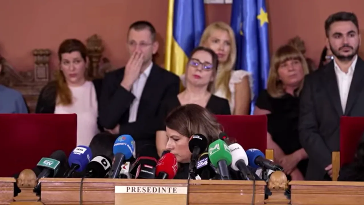 „M-a sunat Lia, mă duc să vorbesc”. Moment bizar în conferința de azi de la CAB. Vicepreședinta dispare să răspundă la un telefon și se întoarce cu un răspuns