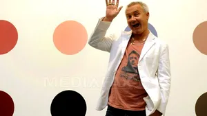 Damien Hirst, cel mai bogat artist britanic în viaţă, îşi va publica autobiografia în 2015