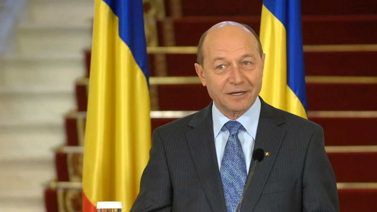 Băsescu, acuzat de Mona Pivniceru că a modificat în violet stema de la Cotroceni