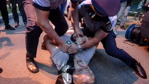 Scandal la CEx PSD. „Ceauşescu”, încătuşat în faţa sediului social-democraţilor din Kiseleff/ Protestatarul a fost amendat cu 1.000 de lei | FOTO, VIDEO