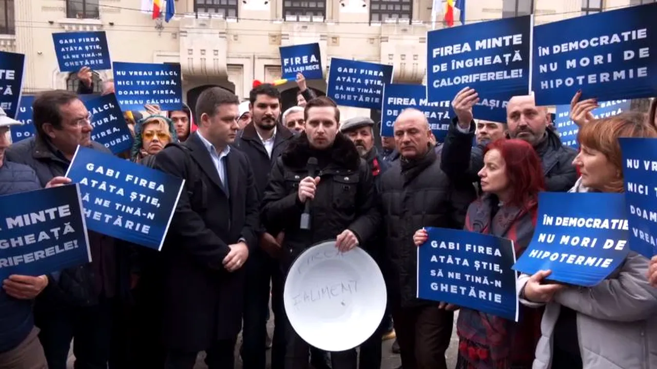 Zeci de liberali protestează cu ligheane în faţa Primăriei Capitalei: „Firea minte de îngheaţă caloriferele” - VIDEO