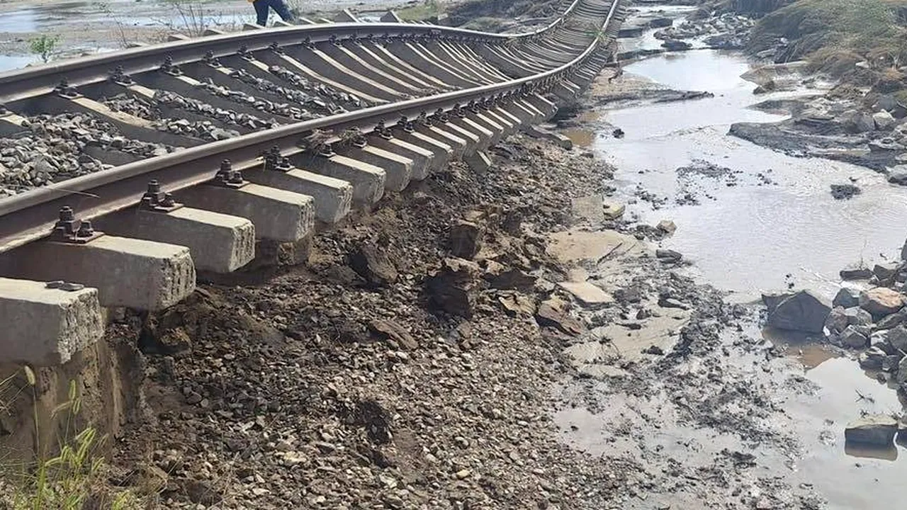 CFR SA: Linia Galaţi-Târgu Bujor-Bârlad, afectată de inundaţii pe o lungime de 6,5 km