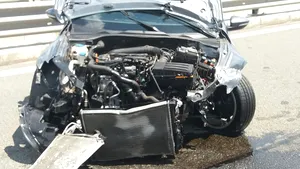 O maşină care circula cu 236 km/h a intrat în parapeţi pe A3. Şoferul, care a apucat să încetinească, spus că i-a sunat telefonul - FOTO
