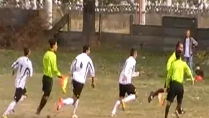 Un arbitru a fost fugărit şi bătut pe teren la un meci din liga a V-a - VIDEO