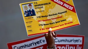 Victorie pentru doi jurnalişti şi o activistă pentru drepturile omului, acuzaţi de terorism în Turcia