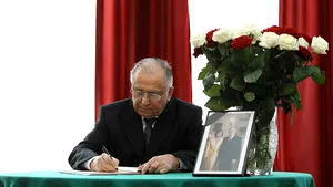 Iliescu a semnat în cartea de condoleanţe deschisă în memoria lui Lech Kaczynski