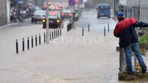 Circulaţie îngreunată şi tamponări în Bucureşti, din cauza ploii 