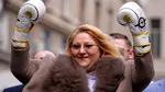 Diana Șoșoacă a ajuns la sediul BEC pentru a-și depune candidatura purtând mănuși de box
