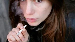 Ce este fumatul „la mâna a treia” şi cum ajunge să ne facă mai mult rău decât clasica ţigară sau fumatul pasiv