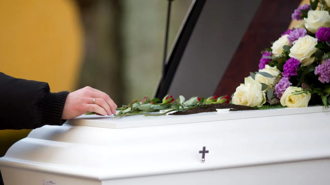 Când medicii greșesc: Oameni declarați morți care s-au trezit în sicriu