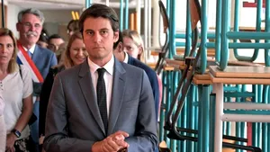 Franţa mizează pe viitor: Gabriel Attal a devenit cel mai tânăr premier din istoria ţării