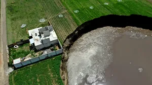 O groapă imensă a apărut în Mexic şi continuă să se extindă. Specialiştii fac cercetări