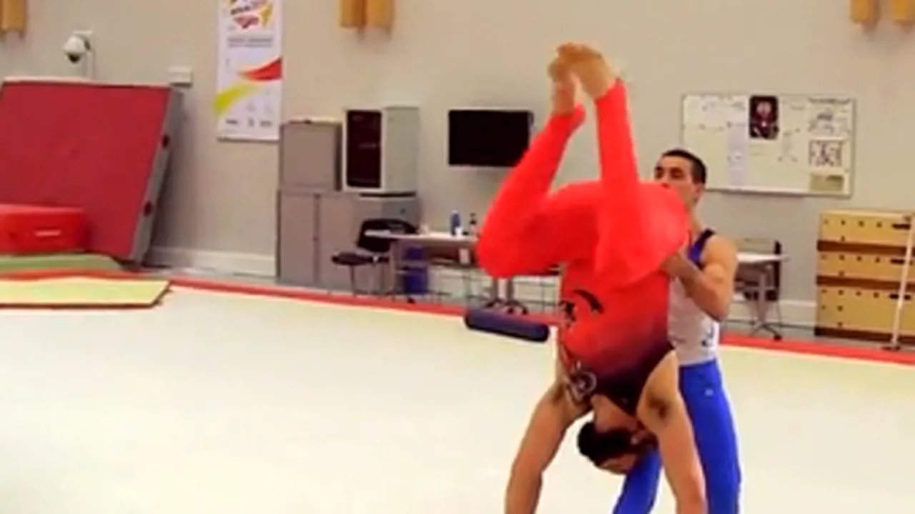 Cum învaţă un rugbist să lucreze la paralele! Yann Cucherat dă lecţii de gimnastică lui Sebastien Chabal - VIDEO