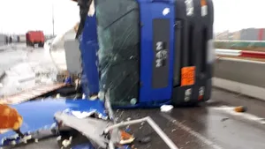 O cisternă cu 26 de tone de motorină a lovit un parapet, două TIR-uri şi s-a răsturnat, în Ploieşti