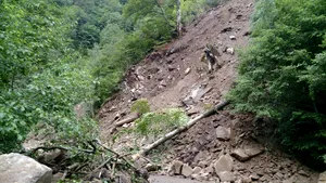 VIDEO Cinci persoane, EVACUATE în urma unei alunecări de teren care a afectat şase case