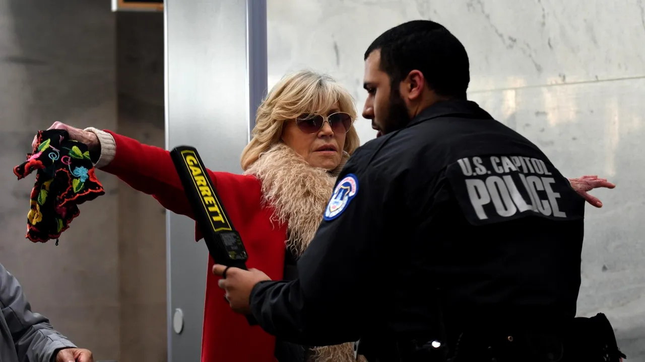 Momentul în care celebra actriţă Jane Fonda este arestată pentru a cincea oară la proteste chiar în ajunul zilei sale de naştere - VIDEO