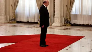Traian Băsescu îi aduce un ultim omagiu fostului președinte Ion Iliescu