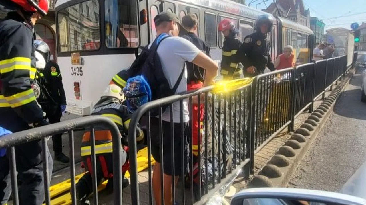 Un tramvai din Timişoara a lovit o femeie. Victima a rămasă prinsă sub vehicul