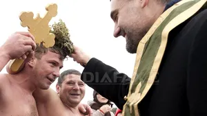 Crucea din lemn aruncată în râul Buzău, recuperată de acelaşi tânăr ca în ultimii şase ani