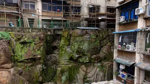 FOTO: O statuie uriaşă, fără cap, a fost descoperită la baza unei clădiri. Misterul originii lui „Buddha” din China le dă de gândit internauţillor