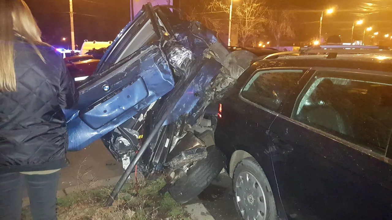 ACCIDENT grav în Constanţa: Zece maşini avariate şi o persoană rănită/ Un stâlp de electricitate, smuls din pământ | FOTO
