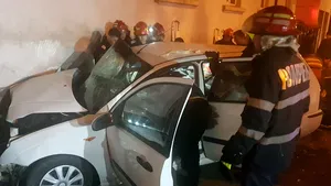 FOTO | Doi tineri au murit într-un grav accident, una dintre maşini s-a oprit în sediul ISU Constanţa