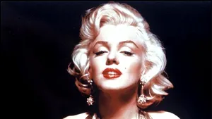 Două fotografii cu actriţa Marilyn Monroe din seria „White Sheet”, scoase la licitaţie