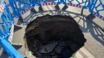 Carosabil surpat pe Bulevardul Eroilor din București. Groapa are aproximativ trei metri adâncime