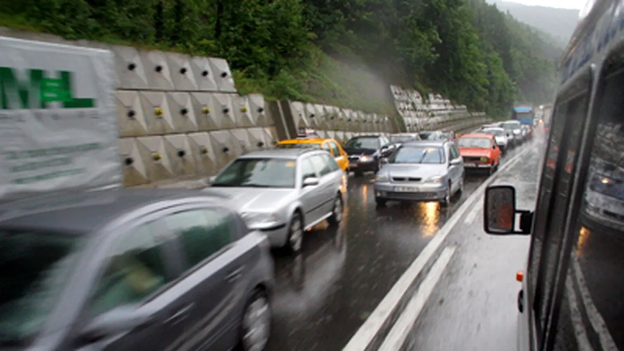 Coloane de maşini pe câţiva kilometri pe DN 1, în zona staţiunilor Sinaia şi Buşteni