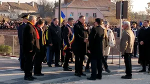 Klaus Iohannis, încă o baie de mulţime la Alba Iulia, după paradă