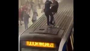 Incident la metrou. Un bărbat s-a suit pe garnitură şi a încercat să împrăştie substanţe dintr-un extinctor