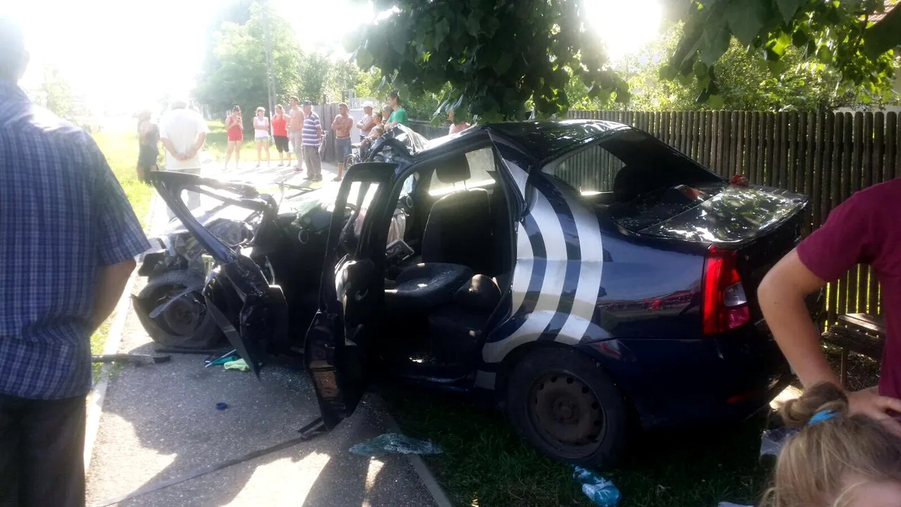 Cinci persoane sunt rănite grav, în urma impactului dintre două autoturisme şi un TIR în Prahova. Traficul este blocat - FOTO