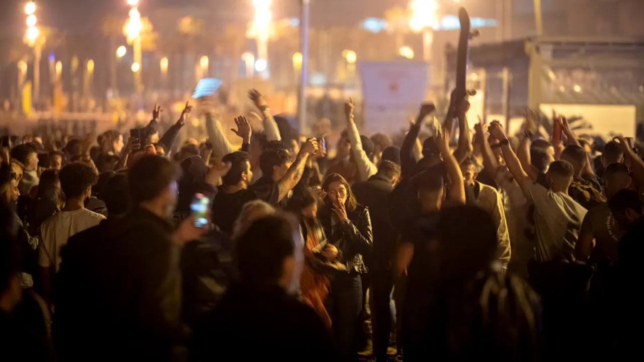 Petreceri cu sute de persoane pe plajele din Spania. Poliţia i-a trimis pe petrecăreţi acasă FOTO