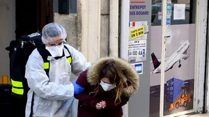 Medic specialist francez: ”Trebuie să ne pregătim să trăim cu acest virus. Sfârşitul izolării nu va fi sfârşitul pandemiei”