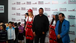 Actorul american Steven Seagal a oferit ajutor unei familii care şi-a pierdut casa într-un incendiu 