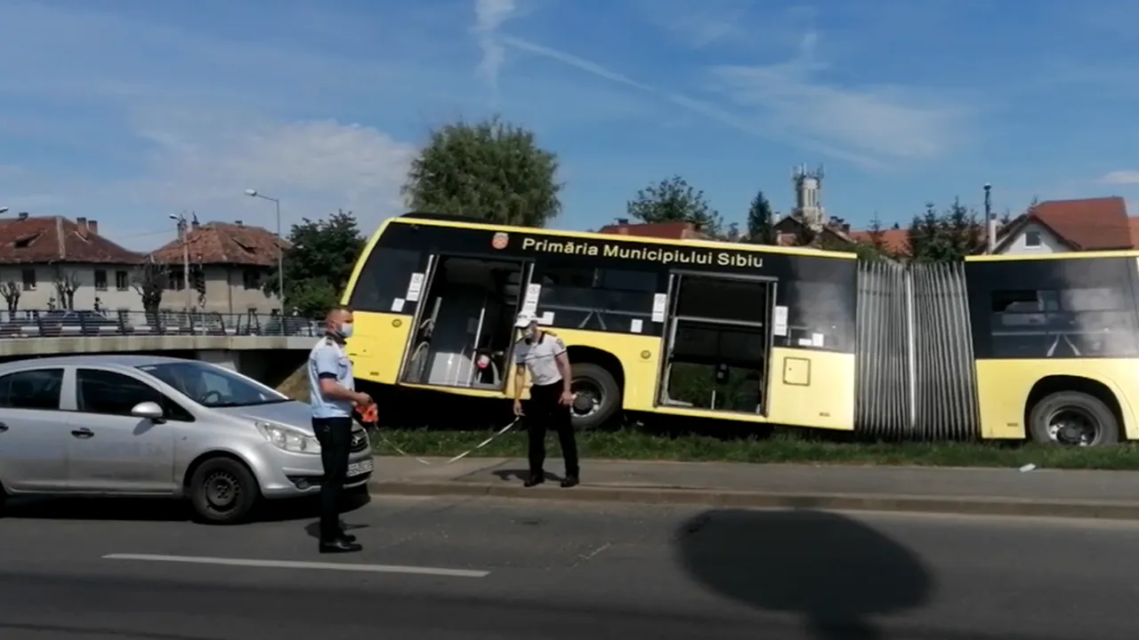 VIDEO Un autobuz cu zeci de pasageri a ieşit de pe şosea şi s-a oprit pe malul unui râu. Motivul derapajului