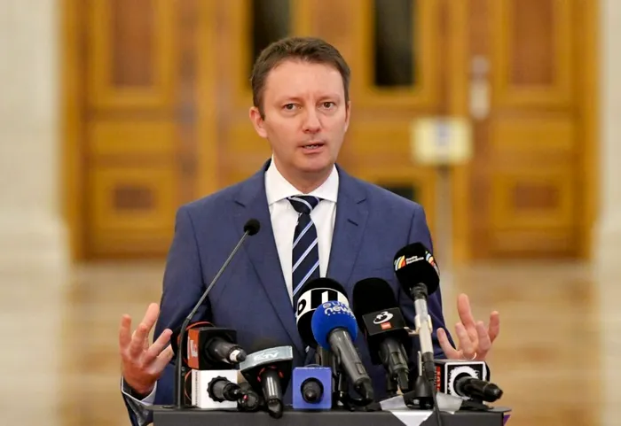 POLITIC Zi decisivă pentru Guvernul Mureșan. Premierul desemnat depune la Parlament programul de guvernare și lista miniștrilor/Documentul INTEGRAL este disponibil/Fără taxe noi și TVA de 19%. Schimbări majore la pensii și ajutoare sociale