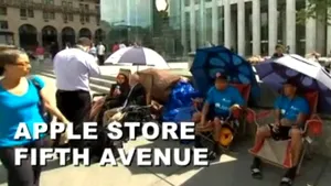 Oameni aşteaptă la coadă în faţa magazinului Apple din New York pentru un iPhone 6 care deocamdată nu există - VIDEO
