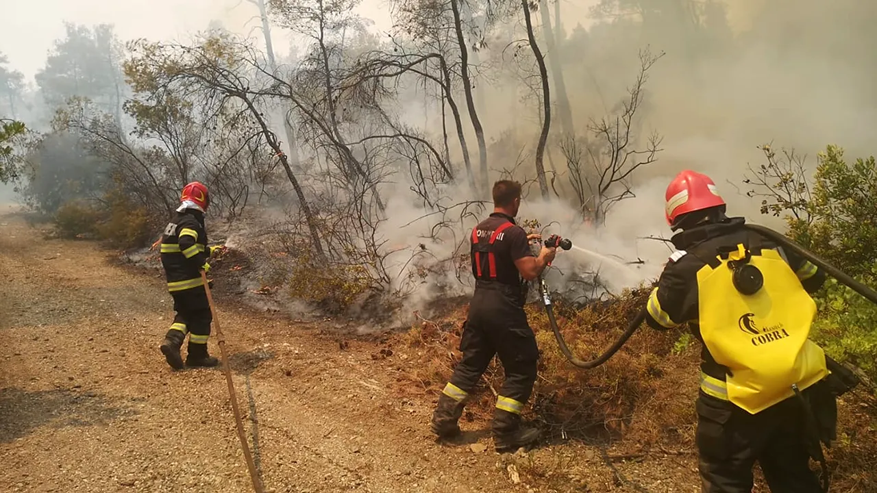 Presa greacă elogiază pompierii români: „Par de pe o altă planetă. Practica lor nu este doar admirabilă, ci şi oglinda unei ţări dezvoltate”