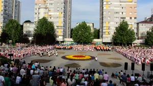 Aproape 2.000 de copii din ţara au format cifra 100, la deschiderea Festivalului „Căluşul Românesc” | GALERIE FOTO, VIDEO
