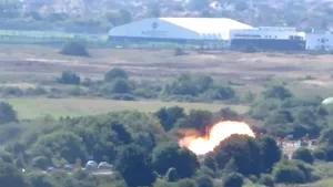 Şapte morţi în Anglia, după ce un avion s-a prăbuşit peste maşini la un show aerian - VIDEO