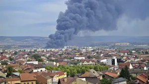 Incendiul de la fabrica de celuloză din Drobeta-Turnu Severin, încă nestins. Pompierii intervin pe trei sectoare
