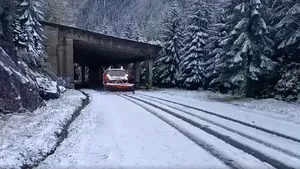 Iarnă în toată regula pe Transfăgărăşan. Prima zăpadă a pus în mişcare sute de utilaje de deszăpezire