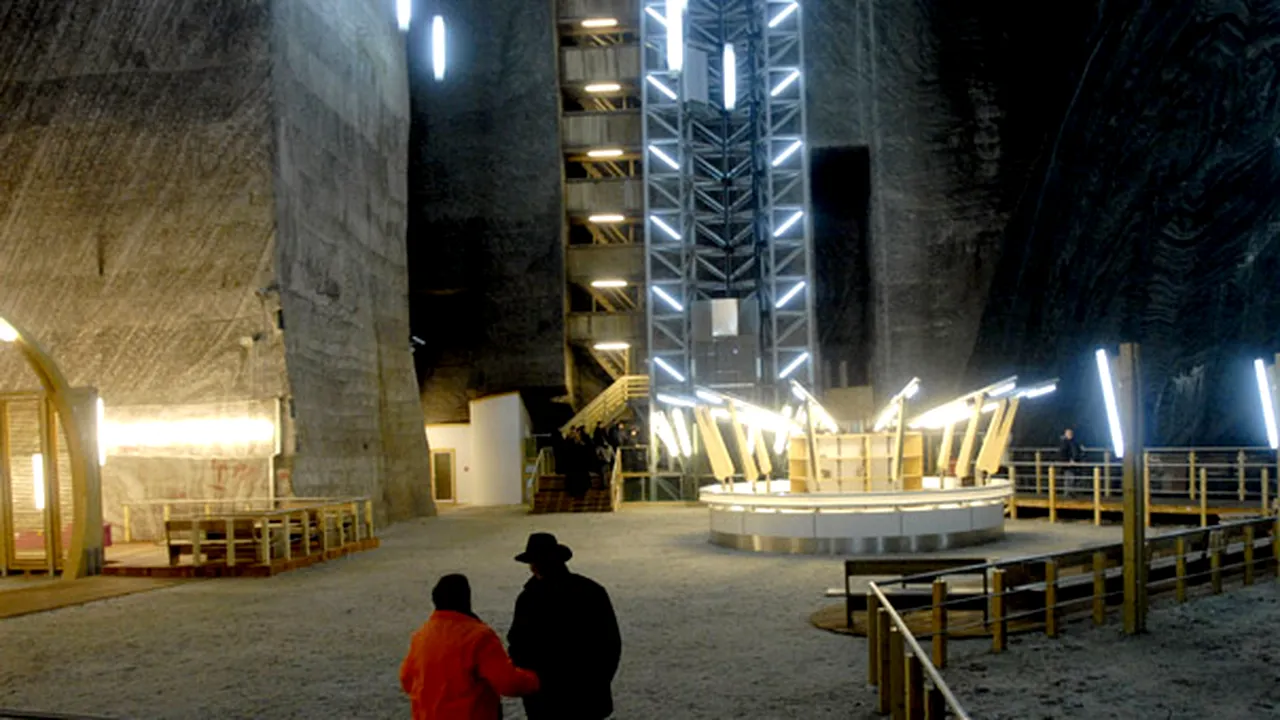 Proiecţie de film într-un amfiteatru din Salina Turda, aflat la o adâncime de 80 de metri