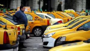 Taximetriştii din Bucureşti renunţă la proteste, după ce au încheiat un protocol cu municipalitatea