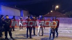 VIDEO Poliţişti atacaţi cu scânduri în Ploieşti. Scandalurile se ţin lanţ de o lună